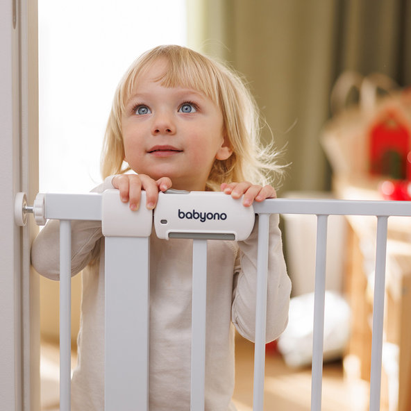BABYONO zábrana na schody a dvere 75–96 cm bez vŕtania