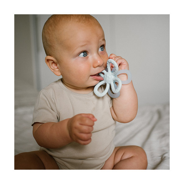 BABYONO Hryzačka silikónová Flower - ružová