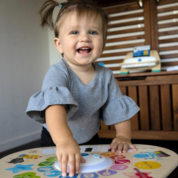 BABY EINSTEIN Stolík aktívny hudobný Magic Touch™ HAPE 6m+