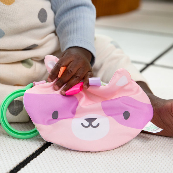INGENUITY Hračka senzorická na C krúžku Crinklet™ mýval Deni 0m+