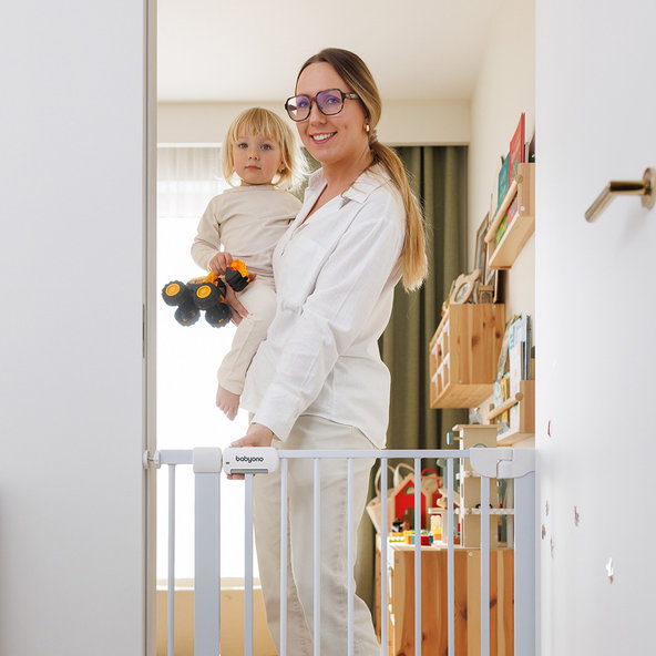 BABYONO zábrana na schody a dvere 75–96 cm bez vŕtania