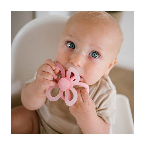 BABYONO Hryzačka silikónová Flower - ružová