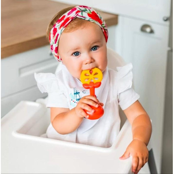 BABYONO Hryzačka edukačná s hrkálkou - pomaranč