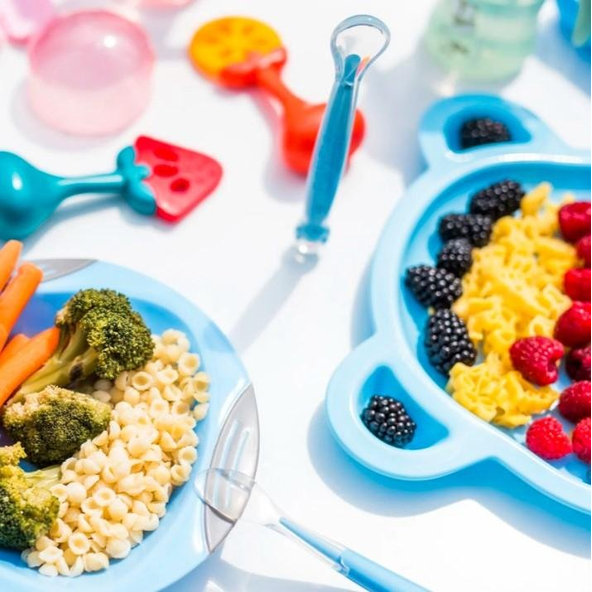 BABYONO Hryzačka edukačná s hrkálkou - pomaranč