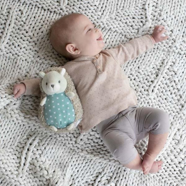 INGENUITY Plyšová hračka pískacia Farrow™ ježko 0 m+