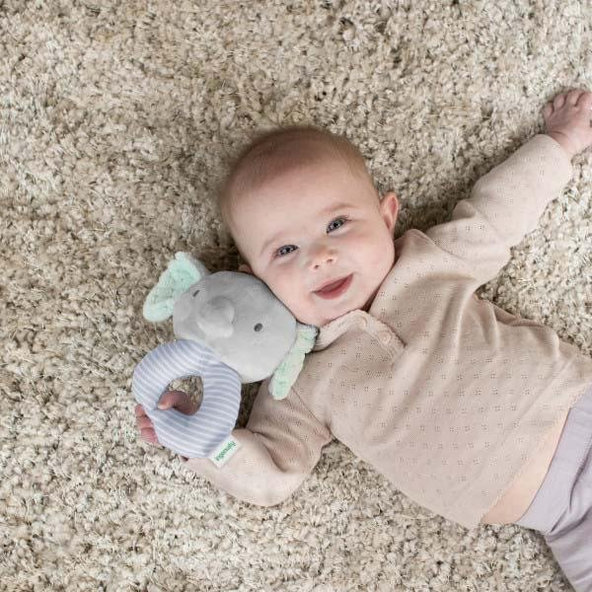 INGENUITY Plyšová hrkálka okrúhla Van™ sloník 0 m+