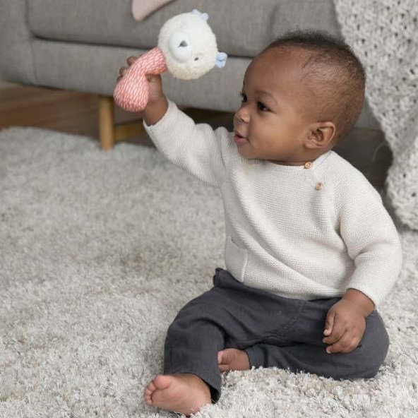 INGENUITY Plyšová hrkálka Nate™ medvedík 0 m+