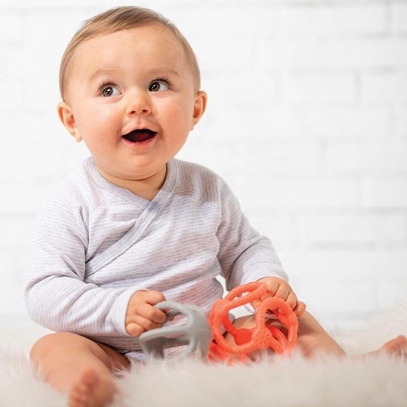 NATTOU Hryzačka silikónová lopta 2v1 bez BPA 10 cm oranžovo-šedá