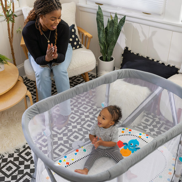 BABY EINSTEIN Postieľka s ohrádkou na hranie 3v1 Kick & Snooze™ 0m+