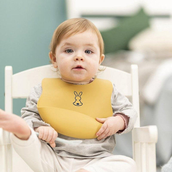 NATTOU Podbradník silikónový so zapínaním okrový bez BPA