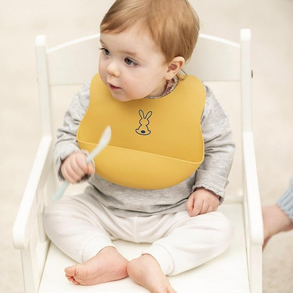 NATTOU Podbradník silikónový so zapínaním okrový bez BPA