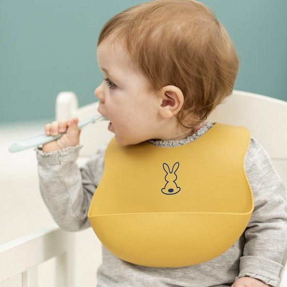 NATTOU Podbradník silikónový so zapínaním okrový bez BPA