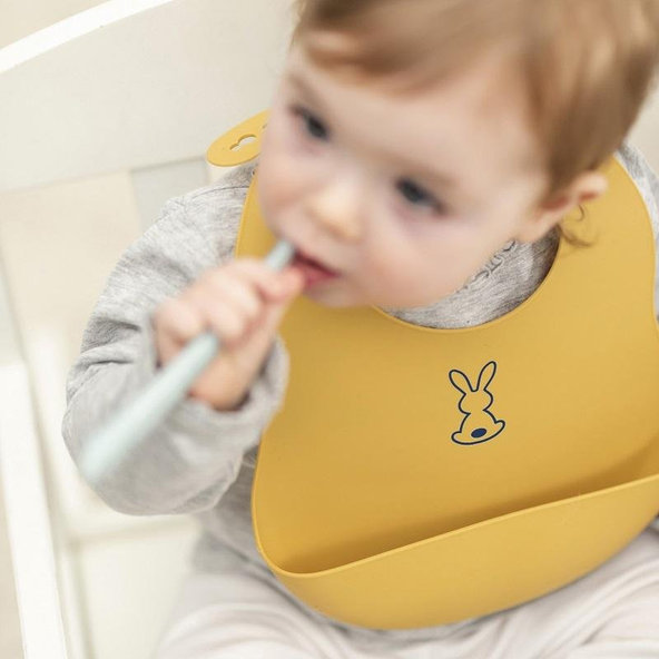 NATTOU Podbradník silikónový so zapínaním okrový bez BPA