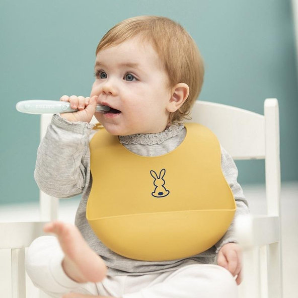 NATTOU Podbradník silikónový so zapínaním okrový bez BPA