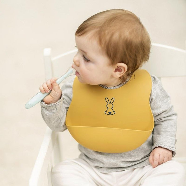 NATTOU Podbradník silikónový so zapínaním okrový bez BPA