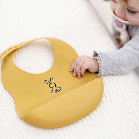 NATTOU Podbradník silikónový so zapínaním okrový bez BPA