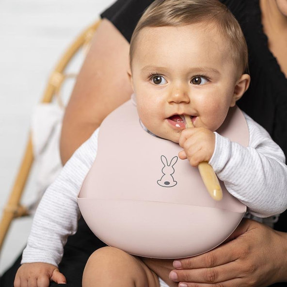 NATTOU Podbradník silikónový so zapínaním ružový bez BPA