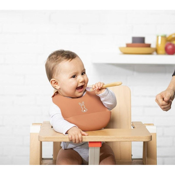 NATTOU Podbradník silikónový so zapínaním terakotový bez BPA