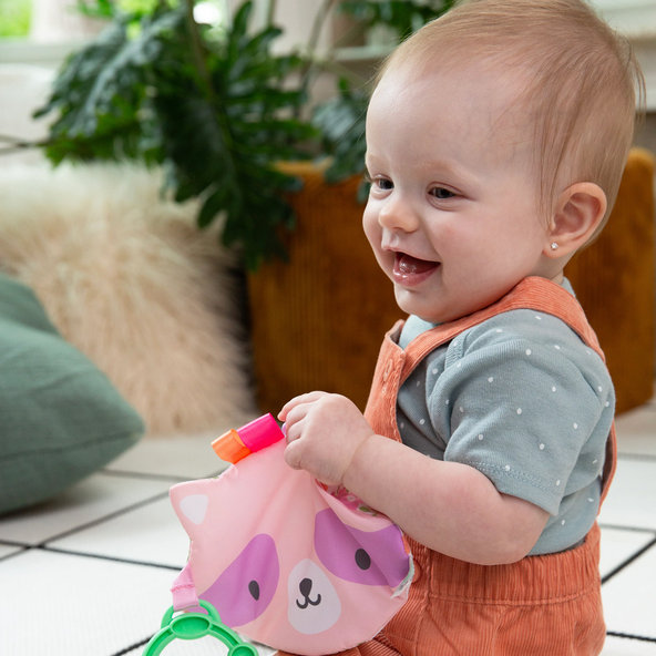 INGENUITY Hračka senzorická na C krúžku Crinklet™ mýval Deni 0m+