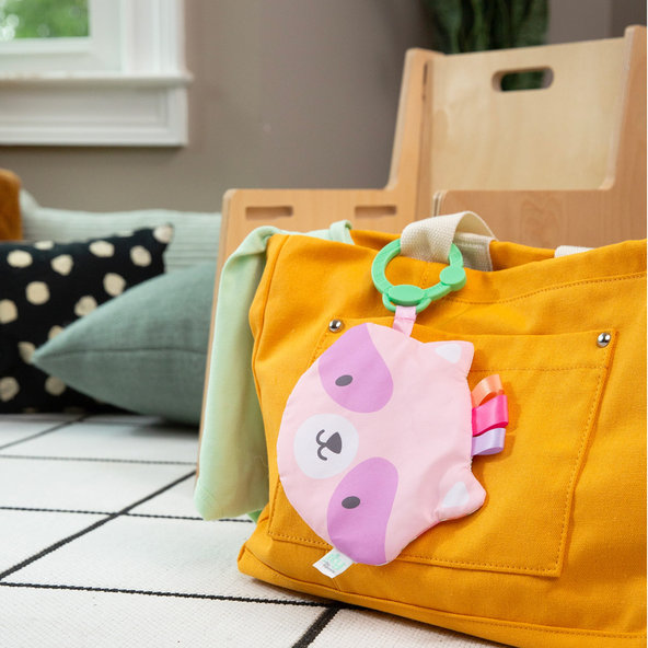 INGENUITY Hračka senzorická na C krúžku Crinklet™ mýval Deni 0m+