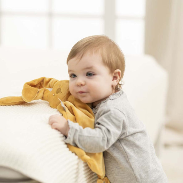 NATTOU Maxi maznáčik Lapidou ocher 65 x 40 cm