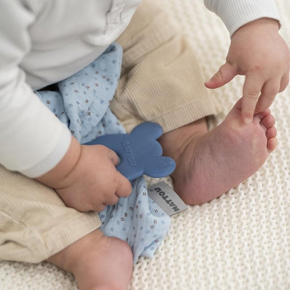 NATTOU Hryzačka silikónová bez BPA s bavlnenou dečkou 28 x 28 cm blue