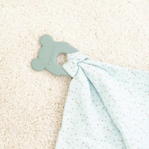 NATTOU Hryzačka silikónová bez BPA s bavlnenou dečkou 28 x 28 cm mint