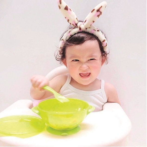 NUBY Miska s prísavkou, viečkom a lyžičkou 6 m+ zelená