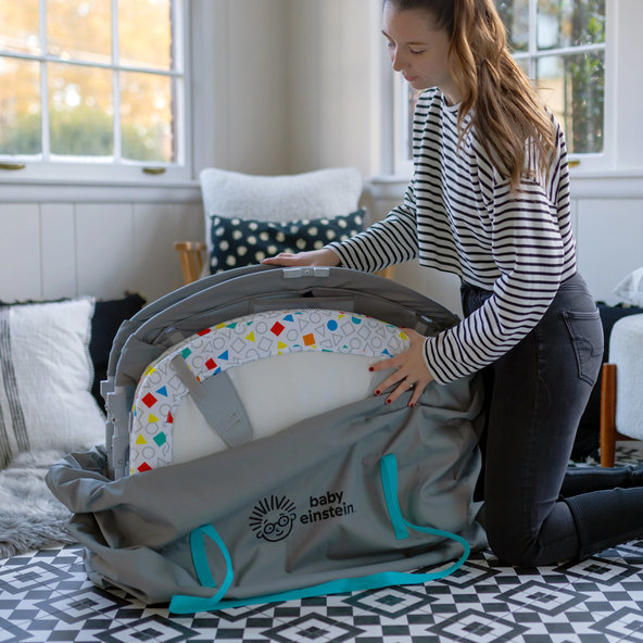 BABY EINSTEIN Postieľka s ohrádkou na hranie 3v1 Kick & Snooze™ 0m+