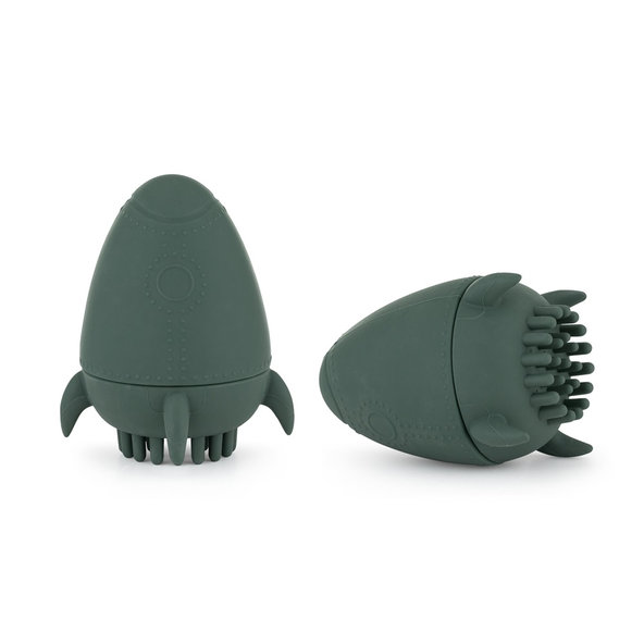 PETITE&MARS Hračka do vody s kefkou Splashy Rocket Misty Green 6m+