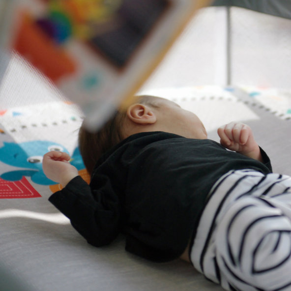 BABY EINSTEIN Postieľka s ohrádkou na hranie 3v1 Kick & Snooze™ 0m+