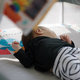 BABY EINSTEIN Postieľka s ohrádkou na hranie 3v1 Kick & Snooze™ 0m+