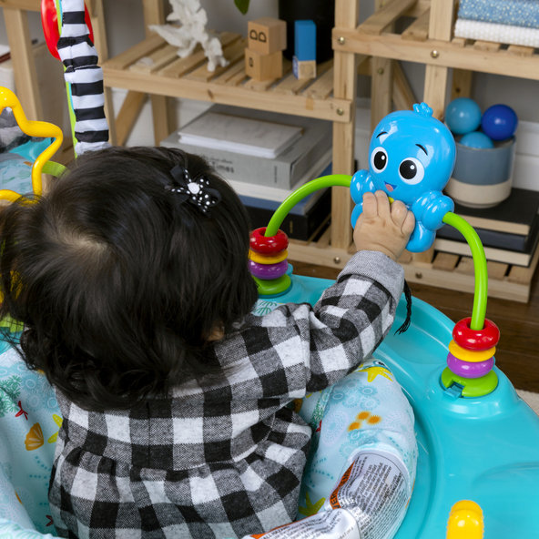 BABY EINSTEIN Skákadlo/Aktívne centrum 2v1 Curiosity Cove™ 6m+ do 11kg