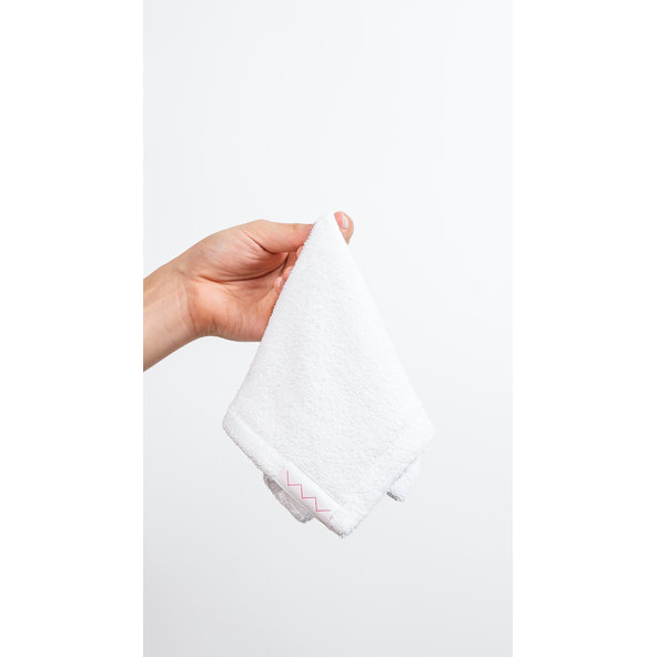 S kožou na trh bambusový uteráčik na pleť biely 1ks