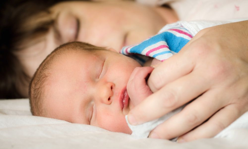  Pokojný spánok matky a novorodenca po pôrode symbolizuje potrebu oddychu, zotavenia a starostlivosti o seba. V období po pôrode ženy často čelia výzvam ako krvácanie po pôrode, zmeny vagíny po pôrode, vypadávanie vlasov a únava.