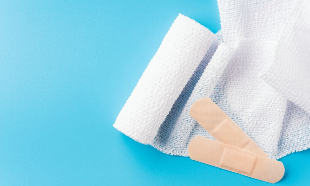 Sterilné obväzy a náplasti ako nevyhnutná súčasť prvej pomoci – obväzy a náplasti pre domáce aj cestovné použitie
