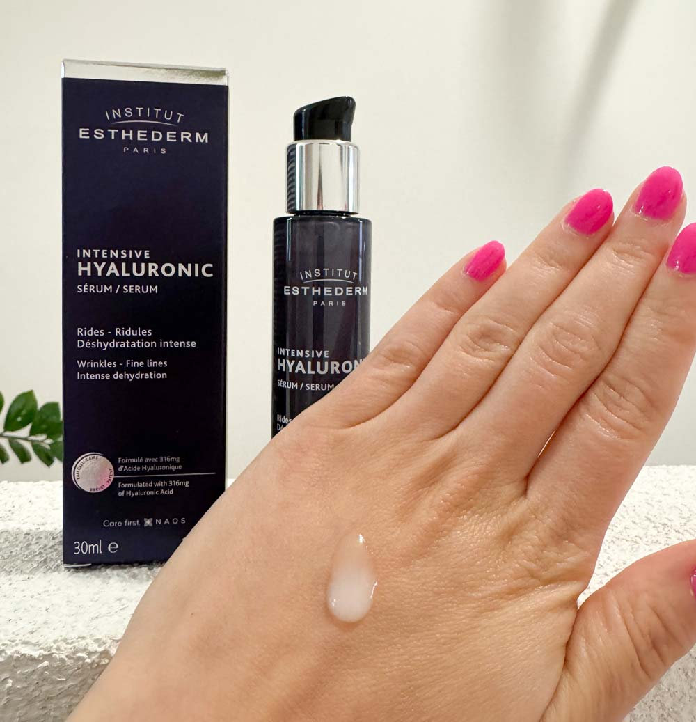  Recenzia Intensive Hyaluronic Serum od Institut Esthederm, detail séra na ruke