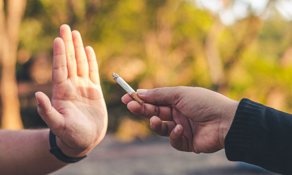  Ruka odmietajúca cigaretu vyjadruje novoročné predsavzatie prestať fajčiť, zmeniť nezdravé návyky a vytrvať v rozhodnutí zlepšiť zdravie a kvalitu života.