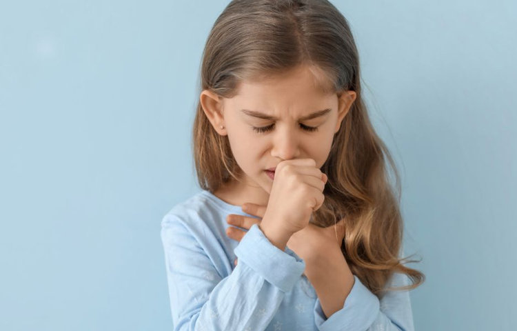 Intenzívny záchvat kašľa ako hlavný príznak čierneho kašľa u detí