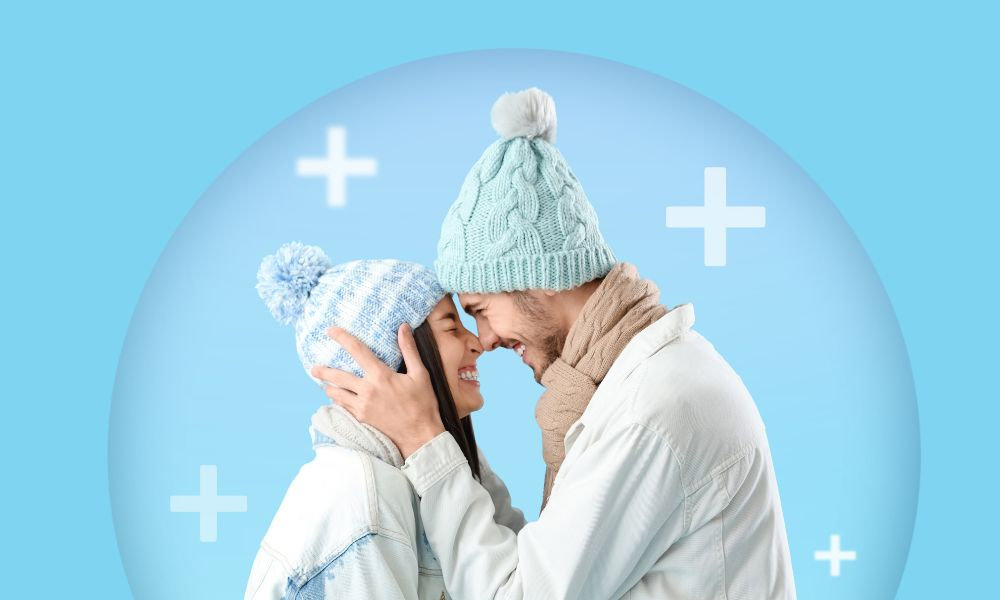  Dvojica oblečená do zimného oblečenia sa objíma a usmieva, čo znázorňuje prevenciu ochorení, silnú imunitu a úlohu stopových prvkov pri ochrane organizmu v chrípkovom období.