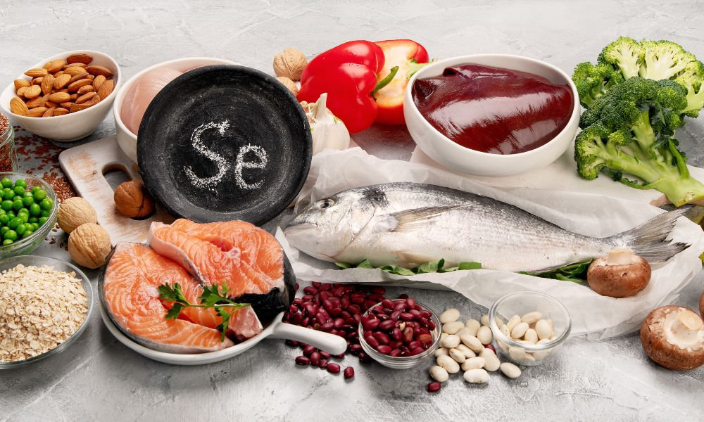  Rôzne potraviny bohaté na stopové prvky ako ryby, orechy, strukoviny a zelenina poukazujú na význam selénu, zinku a železa pre imunitu počas chrípkovej sezóny.