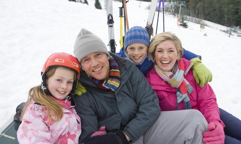  Blízky portrét rodiny v teplom zimnom oblečení počas chladného dňa znázorňuje zdravie, silnú imunitu a význam stopových prvkov ako zinok a selén pri ochrane pred vírusmi.