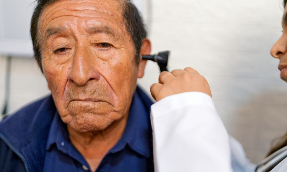  Vyšetrenie ucha u staršieho pacienta, ktorý trpí tinitusom a hľadá účinnú liečbu, lieky a príčinu pískania v uchu