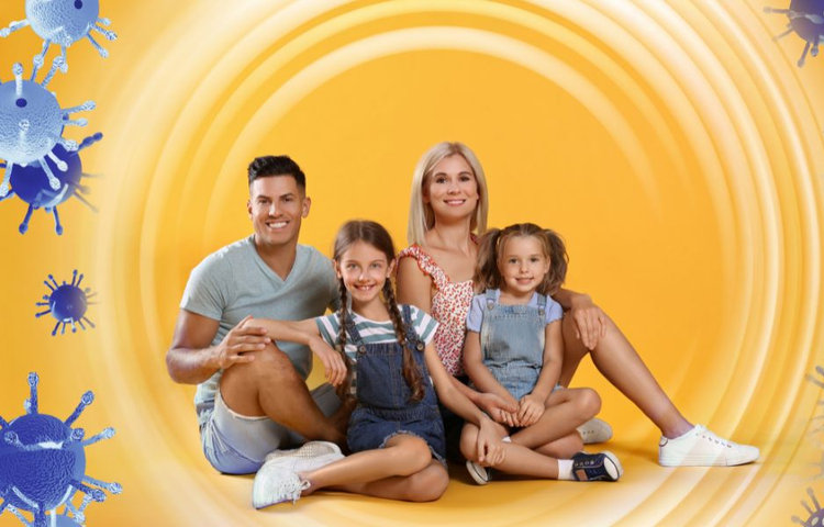 Rodina s deťmi na farebnom pozadí symbolizuje ochranu zdravia celej domácnosti, posilňovanie imunity počas chrípkovej sezóny a význam stopových prvkov pre obranyschopnosť organizmu.