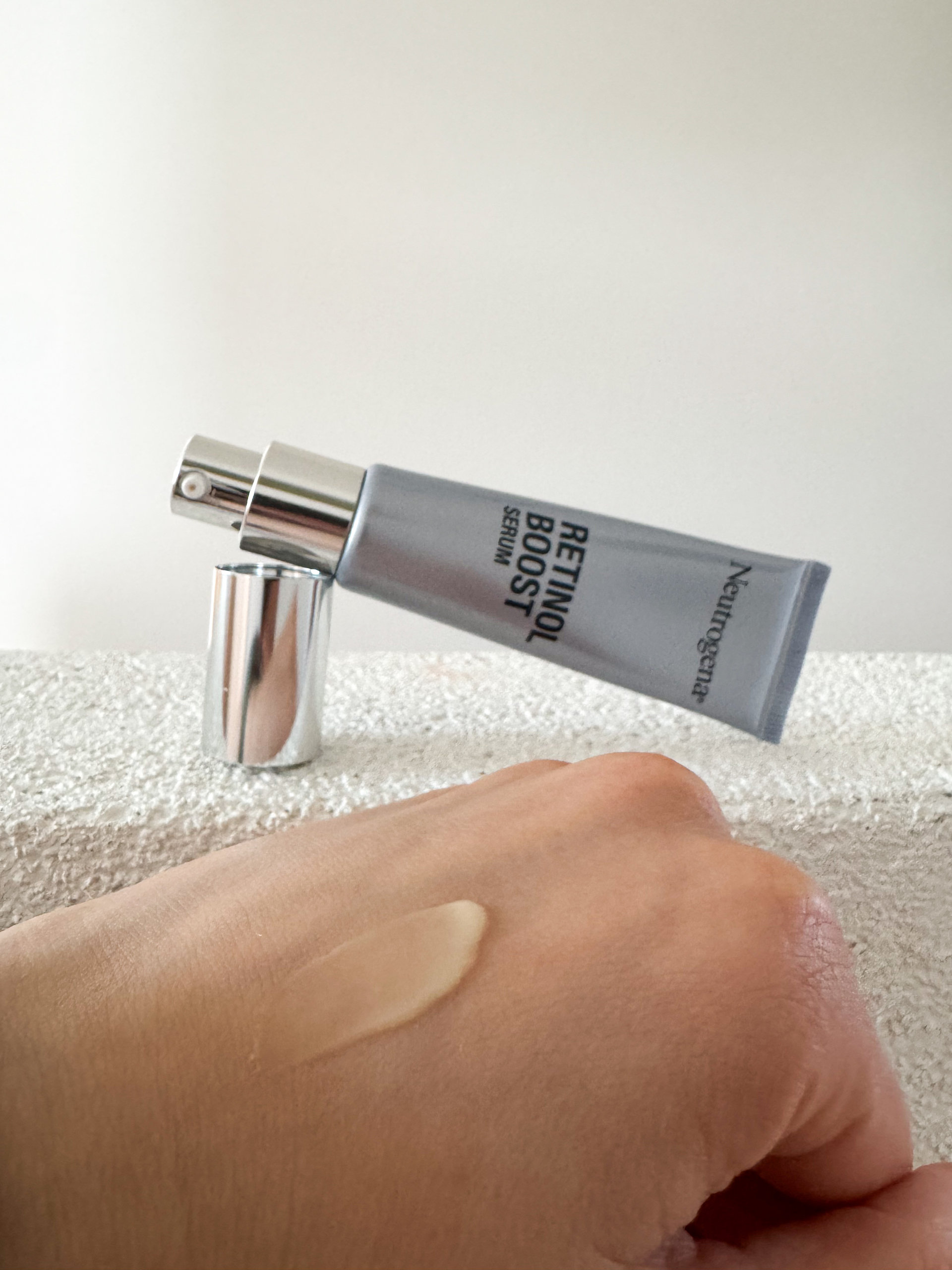  Neutrogena Retinol Boost – textúra séra na ruke, recenzia a prvé dojmy