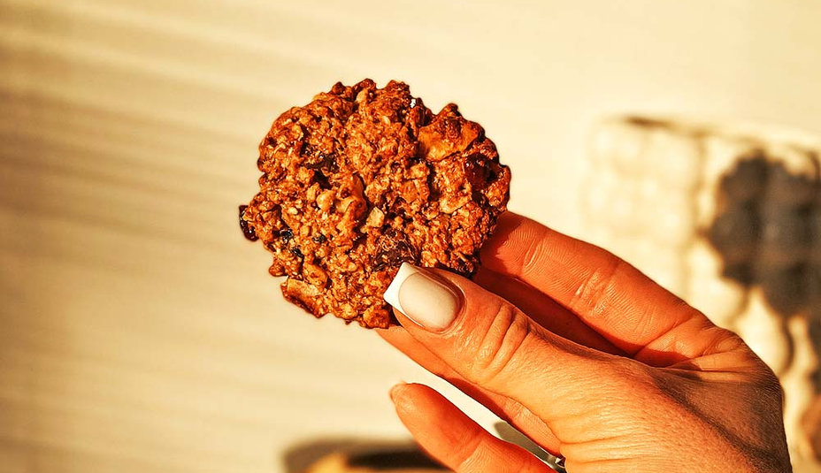 Chrumkavé ovsené sušienky s brusnicami, orieškami a horkou čokoládou