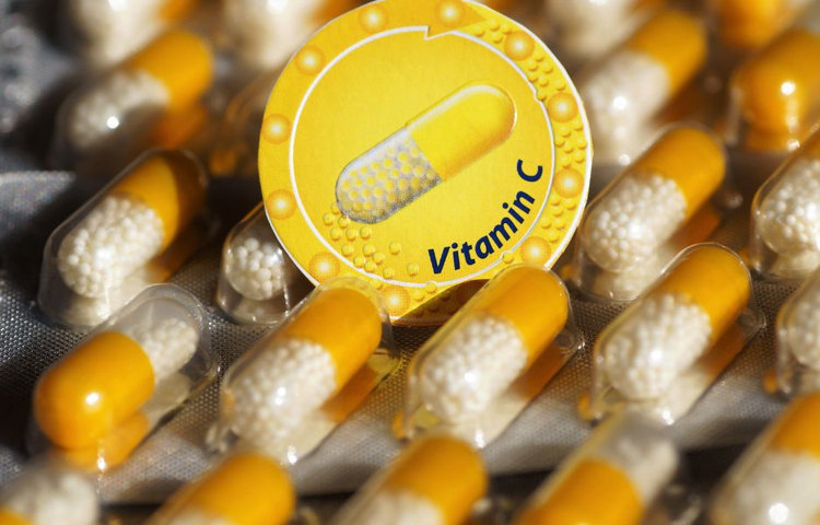 Detail kapsúl s vitamínom C poukazuje na doplnky výživy využívané pri podpore imunity, znížení únavy a ochrane organizmu pred oxidačným stresom počas zvýšenej chorobnosti.