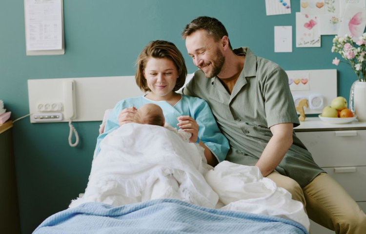 Matka a otec vítajú nového člena rodiny v pôrodnici. Prvé dni po pôrode sú emocionálne aj fyzicky náročné, žena prechádza krvácaním, hormonálnymi výkyvmi, vypadávaním vlasov, menštruáciou a zmenami v sexuálnom živote.