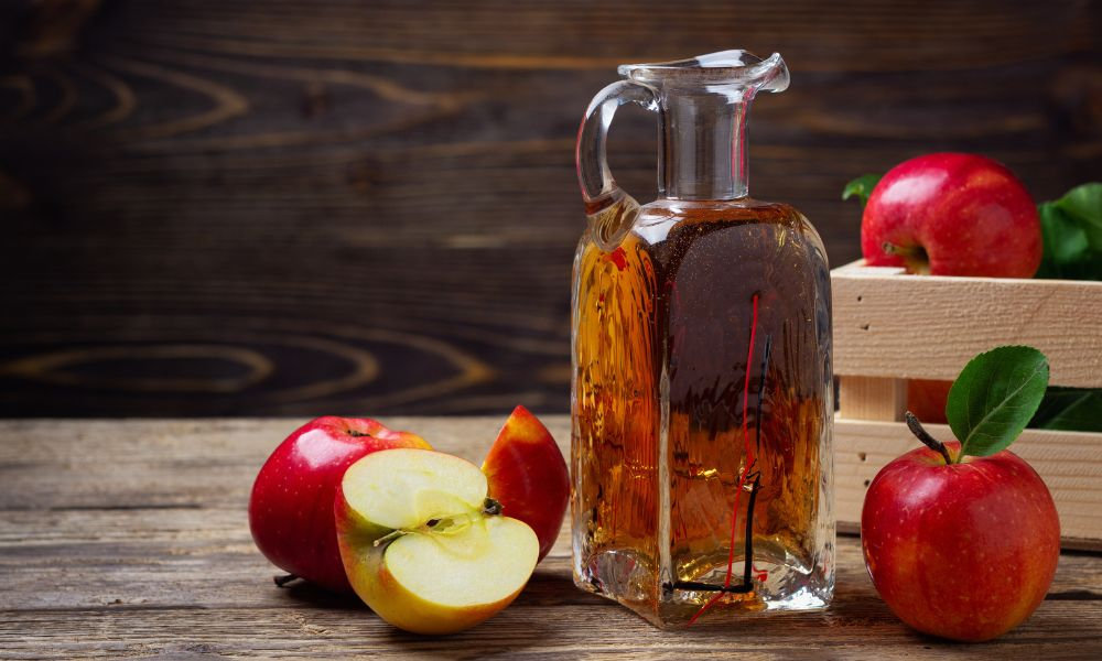  Jablčný ocot účinky a čerstvé jablká pripravené na spracovanie