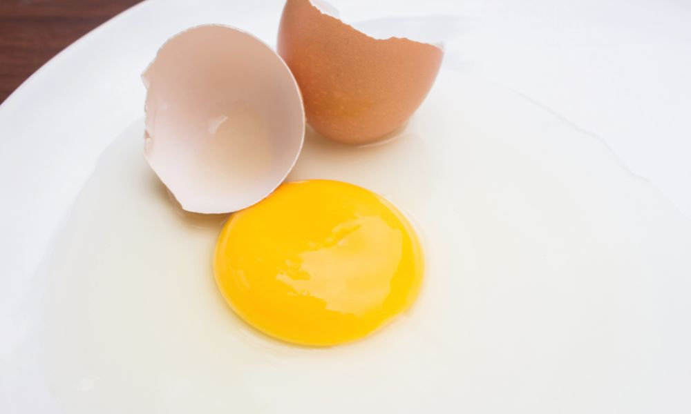  Čerstvo rozbité vajíčko na tanieri pripomína, čo je lecitín, keďže žĺtok je jeho prirodzeným zdrojom a hrá významnú úlohu v metabolizme tukov aj cholesterolu.